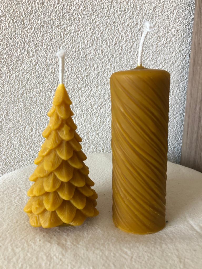 Kerstboom en gedraaide kaars