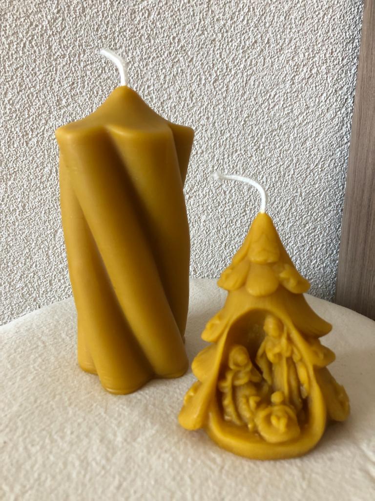 Gedraaide stompkaars en kerststalletje